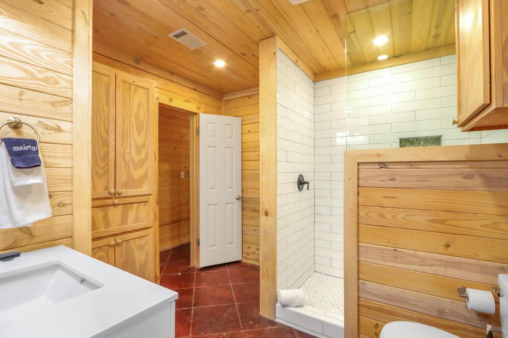 Log And Suites- The Oak * Wimberley