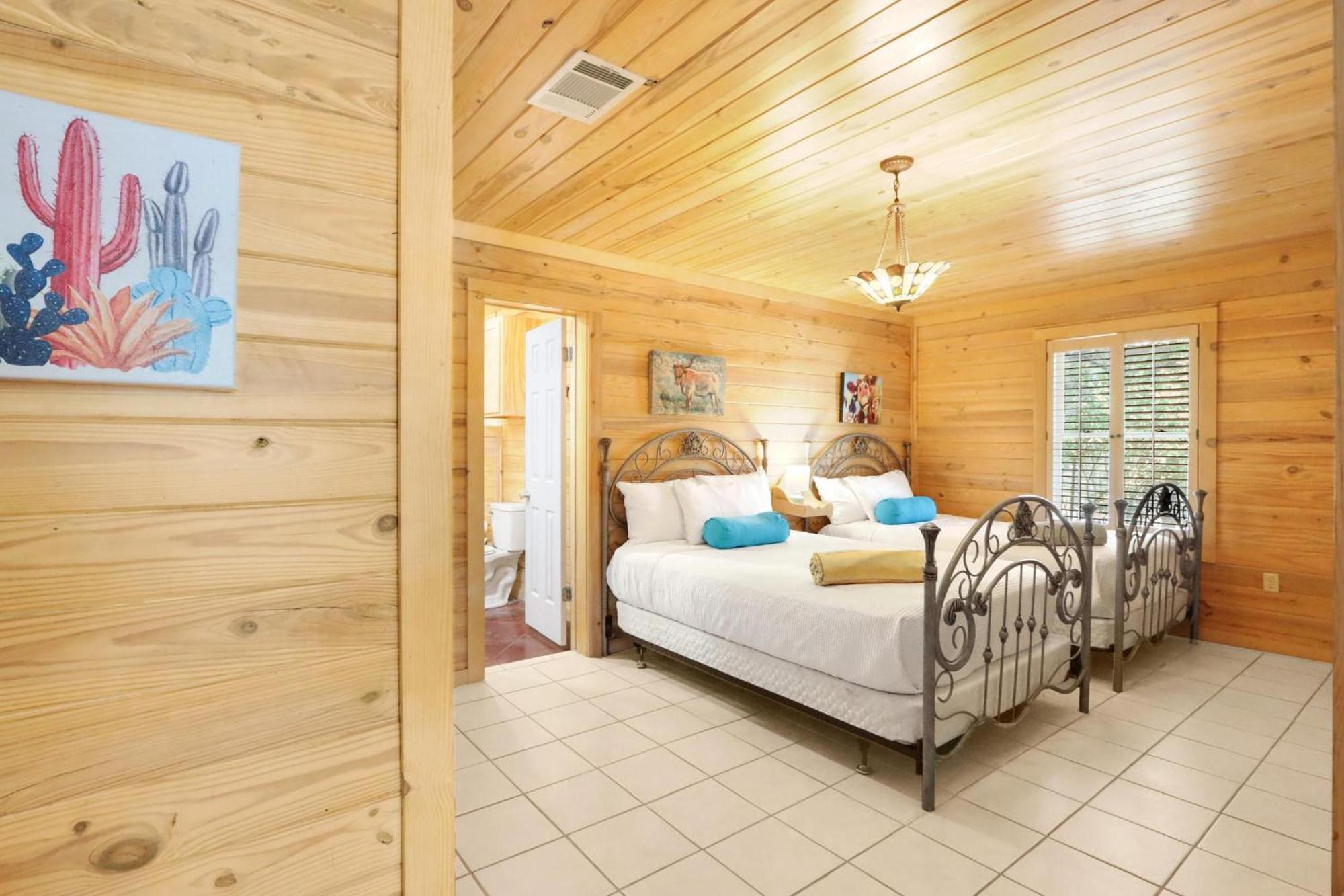 Log And Suites- The Oak