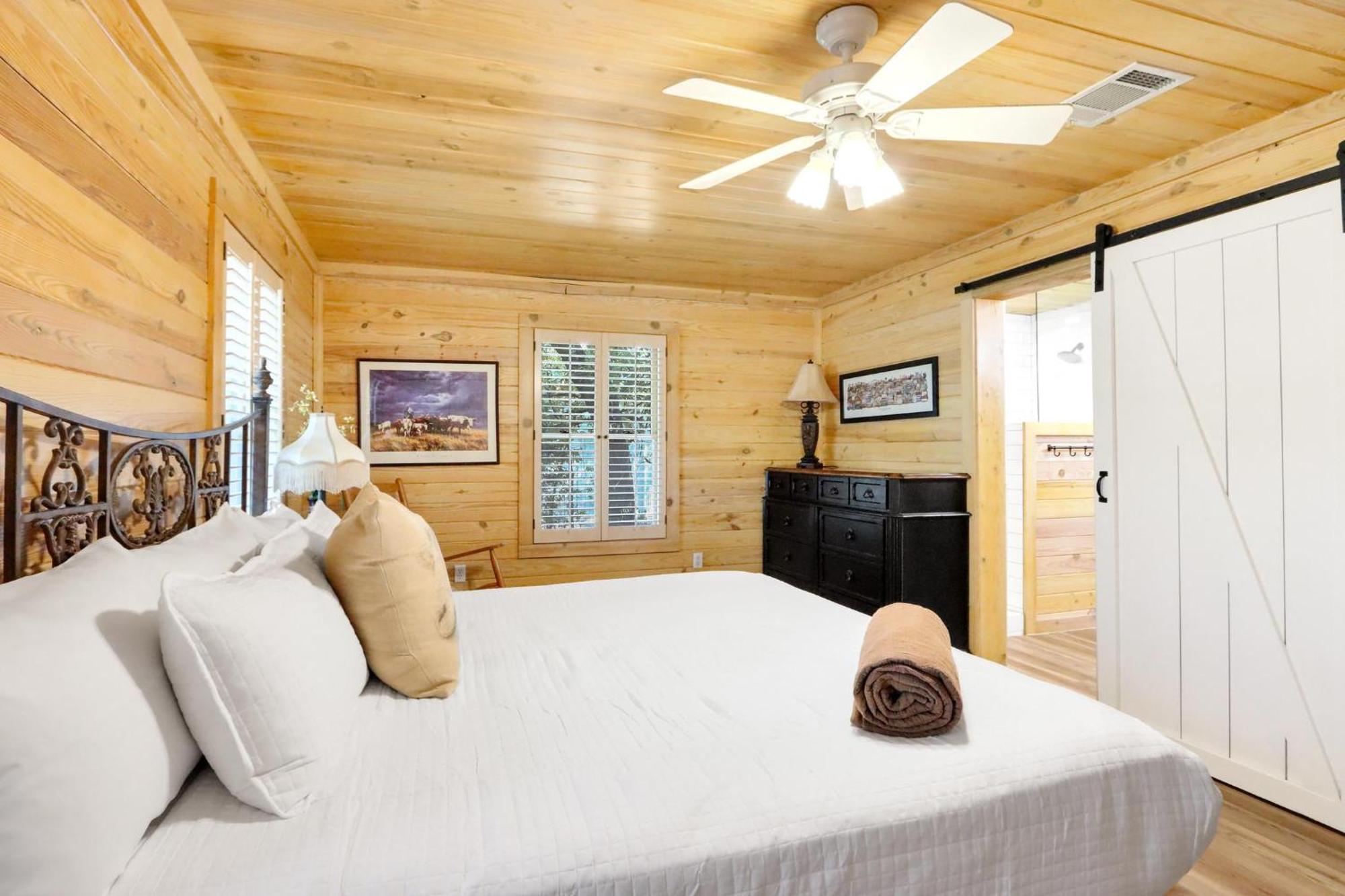 Log And Suites- The Oak Ferienhaus Wimberley