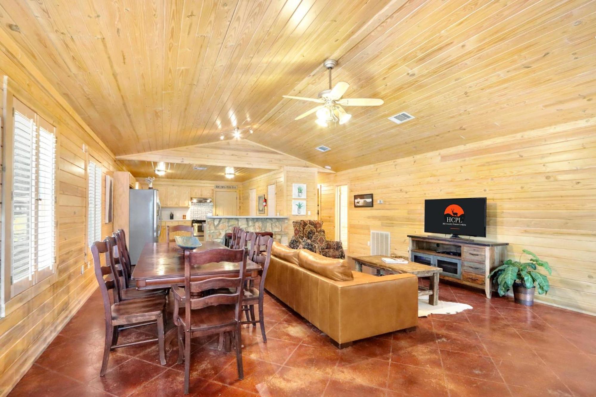Log And Suites- The Oak Ferienhaus Wimberley